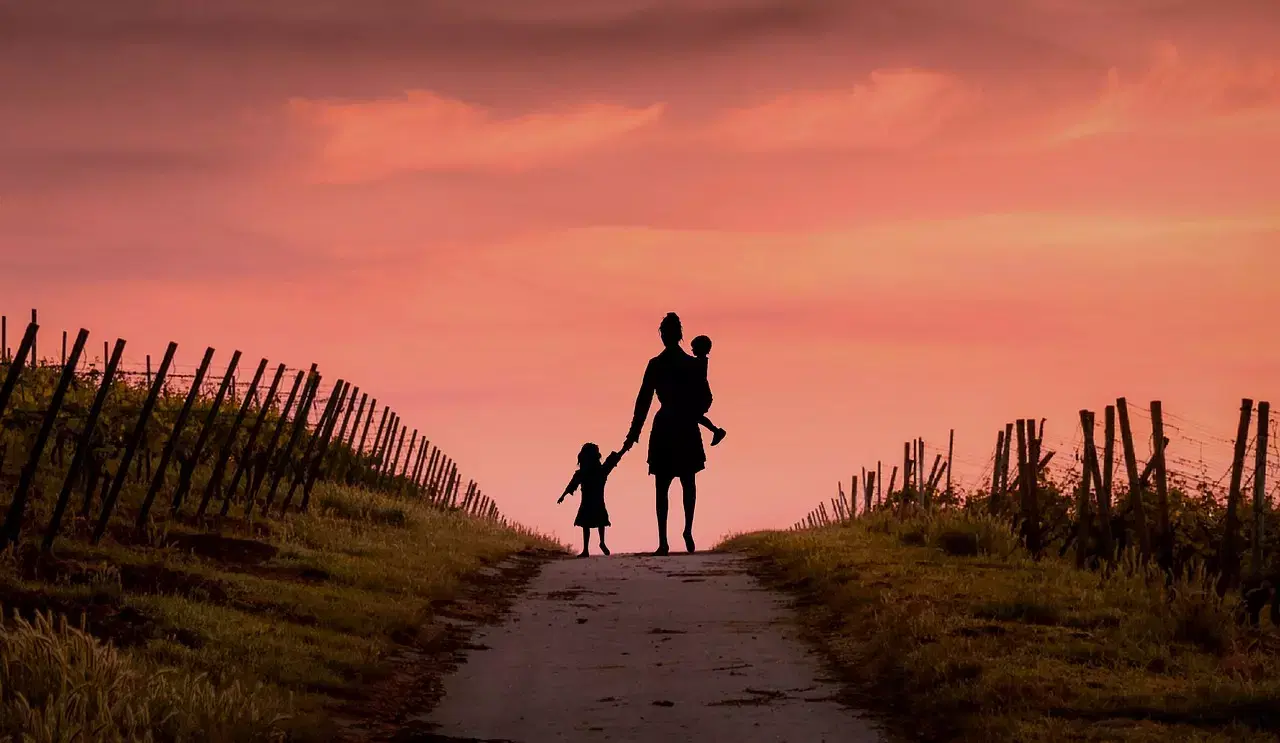 Marido foi embora e me deixou com meus filhos e minha casa, o que fazer?