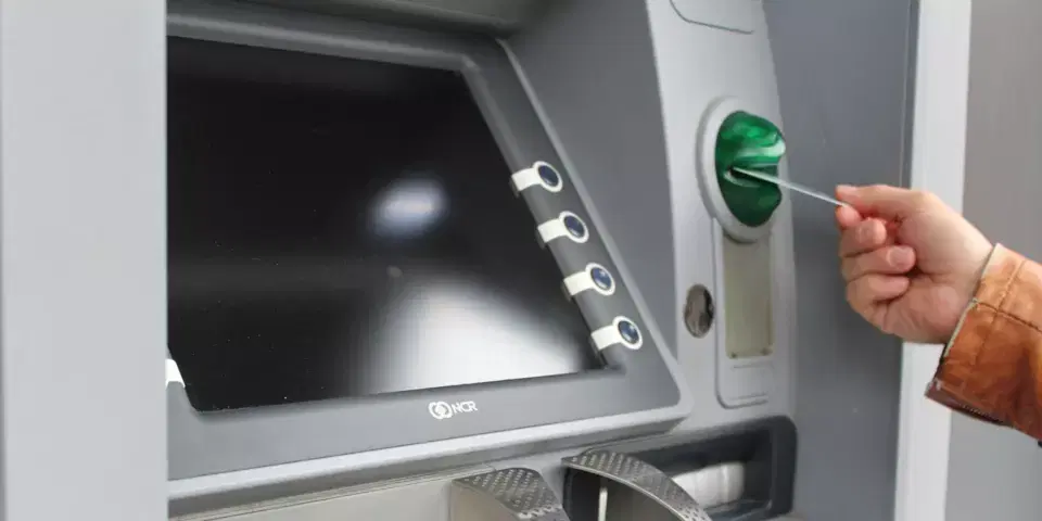 Posso sacar o benefício no INSS de parentes mortos?