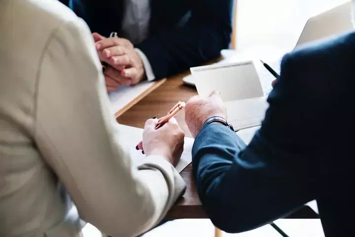 Direito do bancário que trabalha em jornada de oito horas diárias - desconfiguração do cargo de confiança - sétima e oitava horas extras