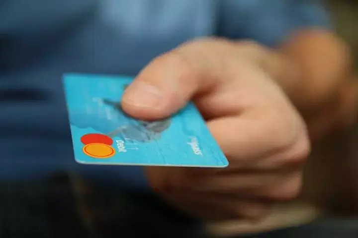 Empregados de lojas de roupas e acessórios que vendem cartões de crédito devem ser enquadrados na categoria dos financiários