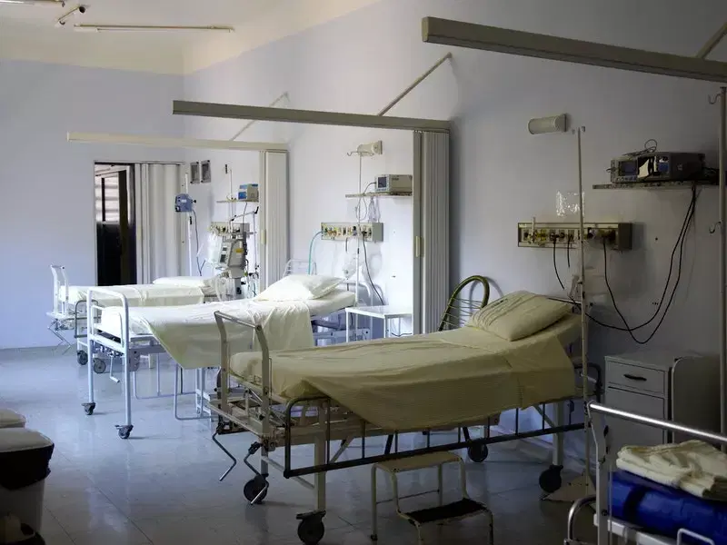 A negativa do plano de saúde em custear tratamento indicado pelo médico viola a lei