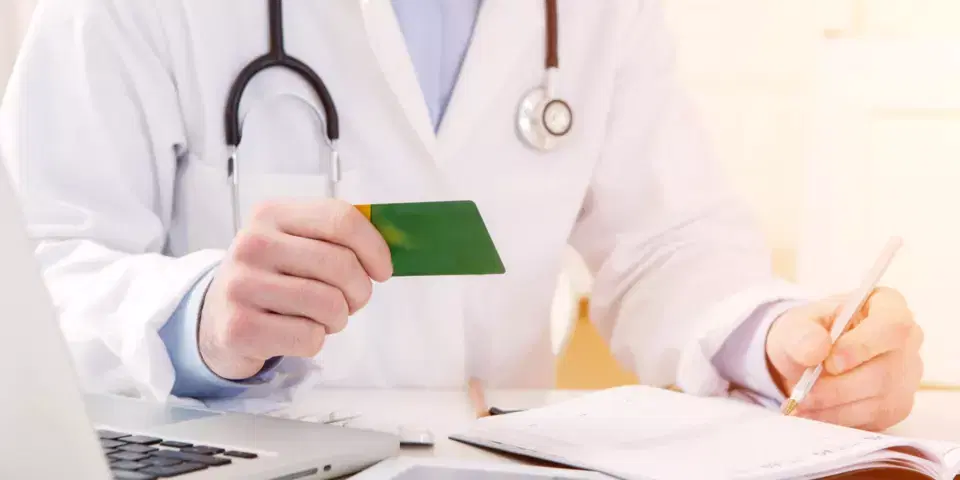 É possível manter o plano de saúde empresarial após a extinção da relação trabalhista?