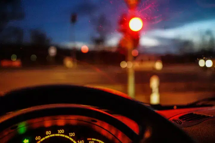 Multa de trânsito por avançar o sinal vermelho de madrugada!?