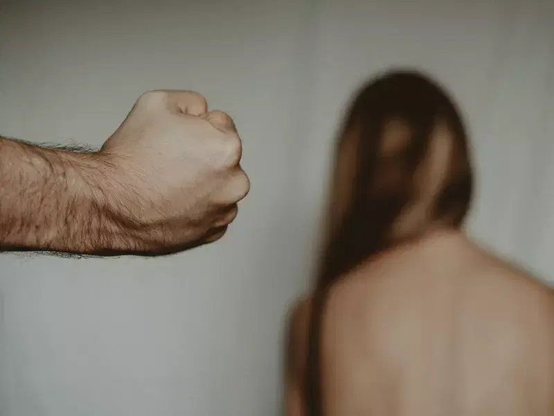 Quais medidas devem ser tomadas em caso de violência doméstica ?