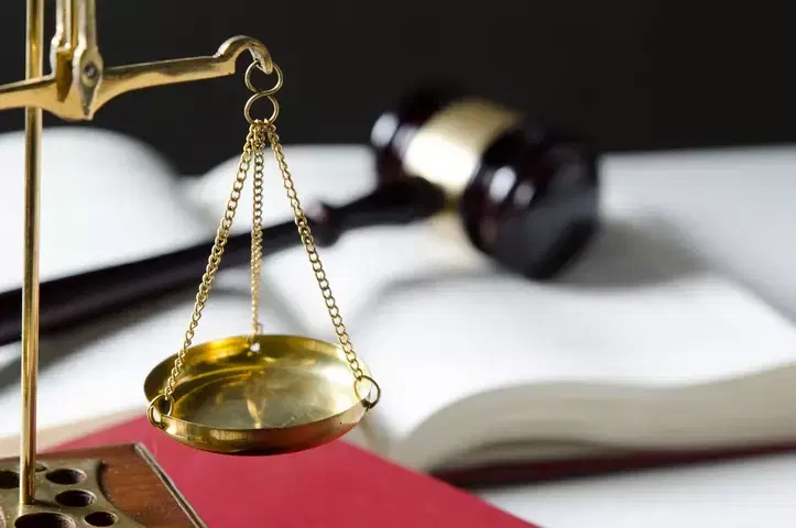 Empregada gestante - Direitos garantidos pelas disposições transitórias da Constituição Federal de 1988.