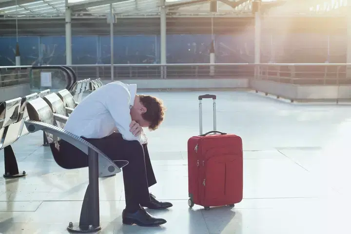 Qual é a responsabilidade das agências de viagens em casos de atrasos de voo ou de extravio da bagagem?