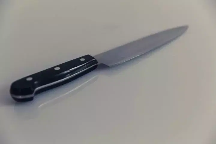 O STJ afastou a majorante pelo emprego de arma branca no crime de roubo